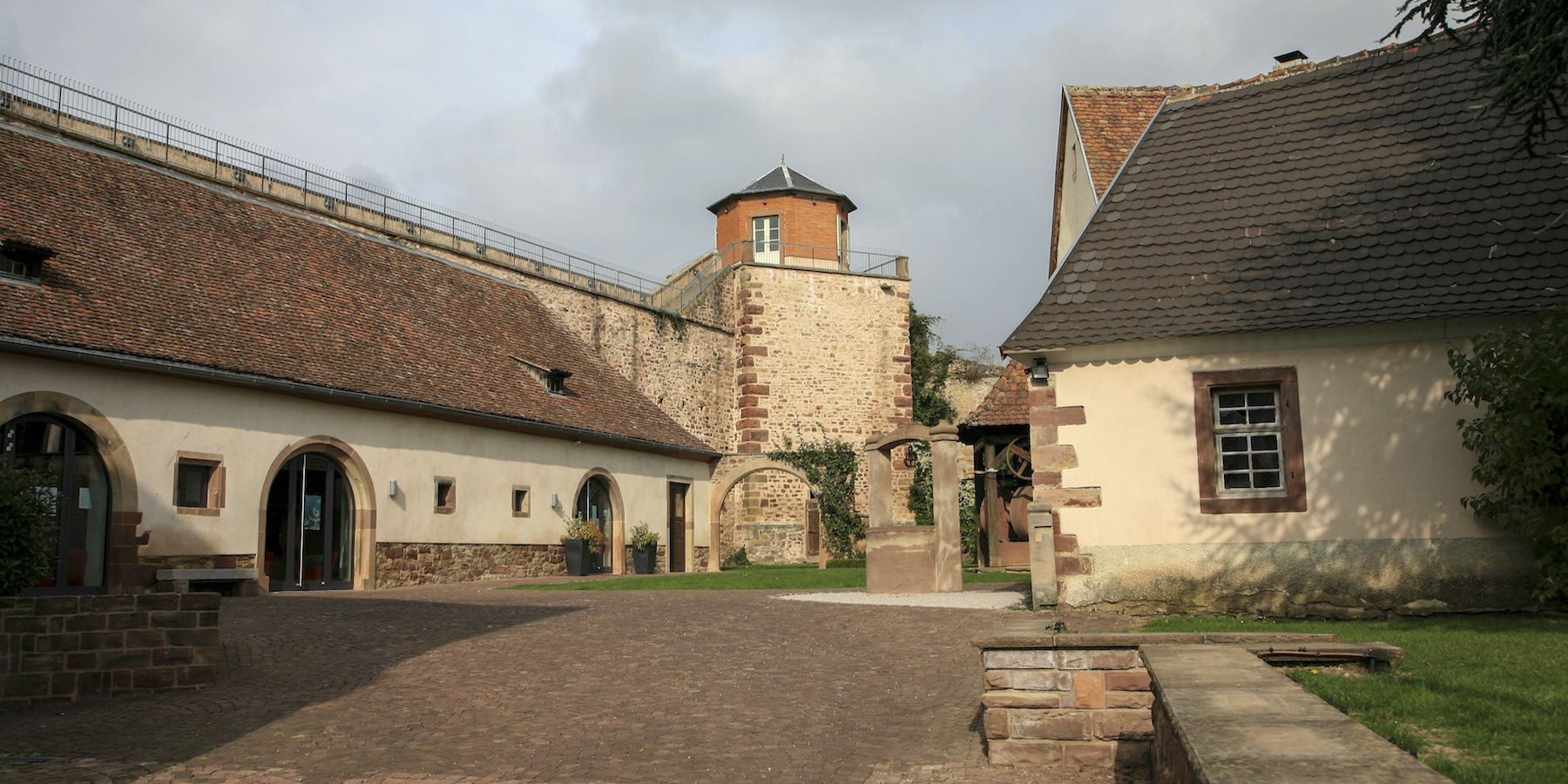 La cour de la mairie de Westhoffen